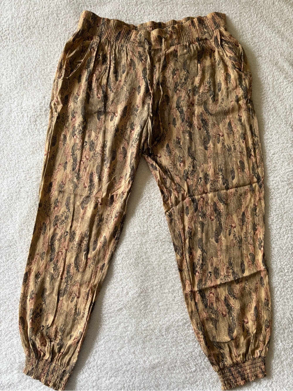 Women’s Lightweight Drawstring Joggers Pants in Tan Leaf Print